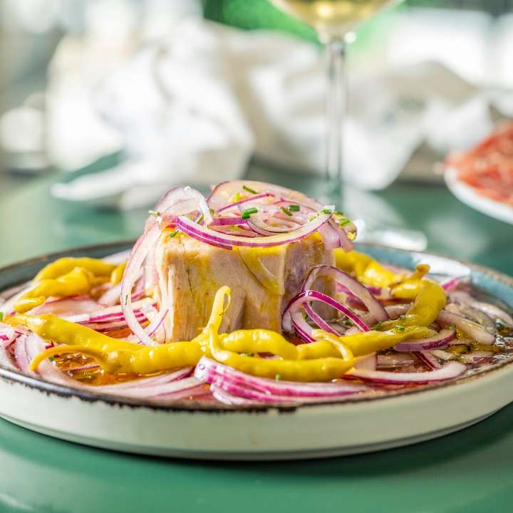 tronco-bonito-buendi Tronco de bonito en escabeche con cebolla roja y guindilla piparra