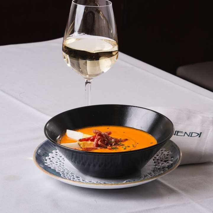 salmorejo-buendi-narvaez Canapé de gambas y ensaladilla rusa