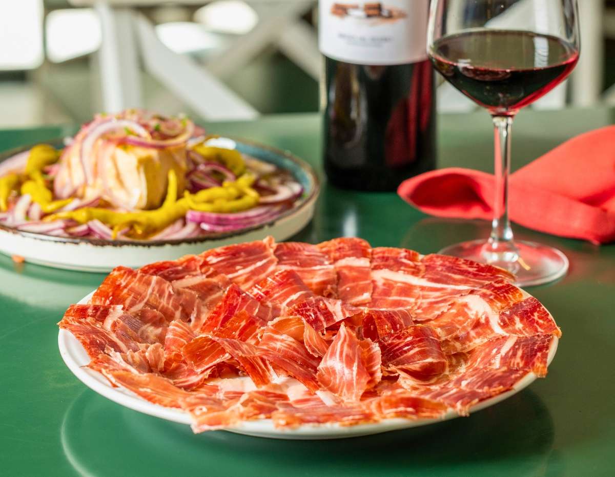 Ración de jamón ibérico cortado a cuchillo en La Taberna de Buendi