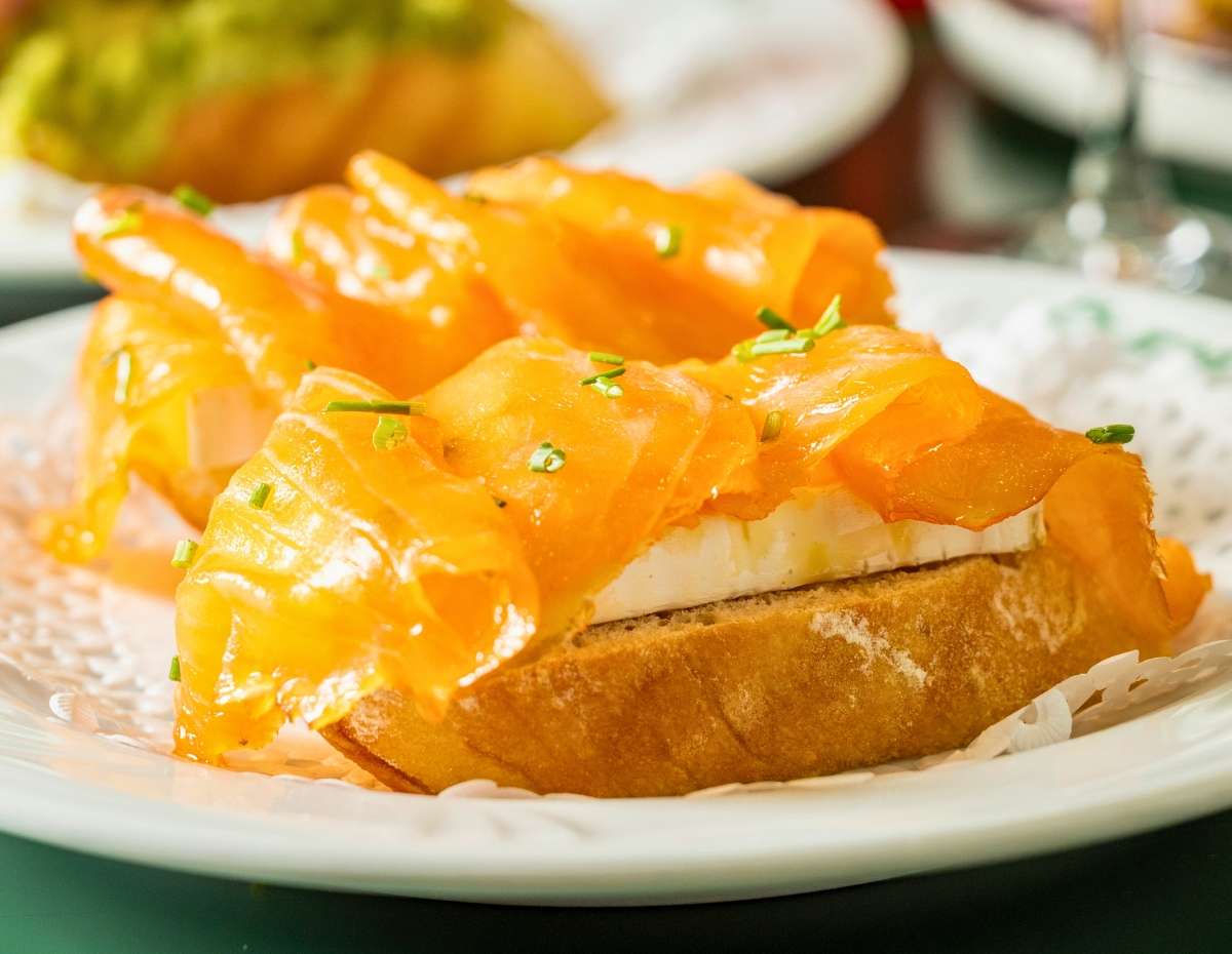 Canapés de salmón con queso brie y de sardina ahumada con aguacate