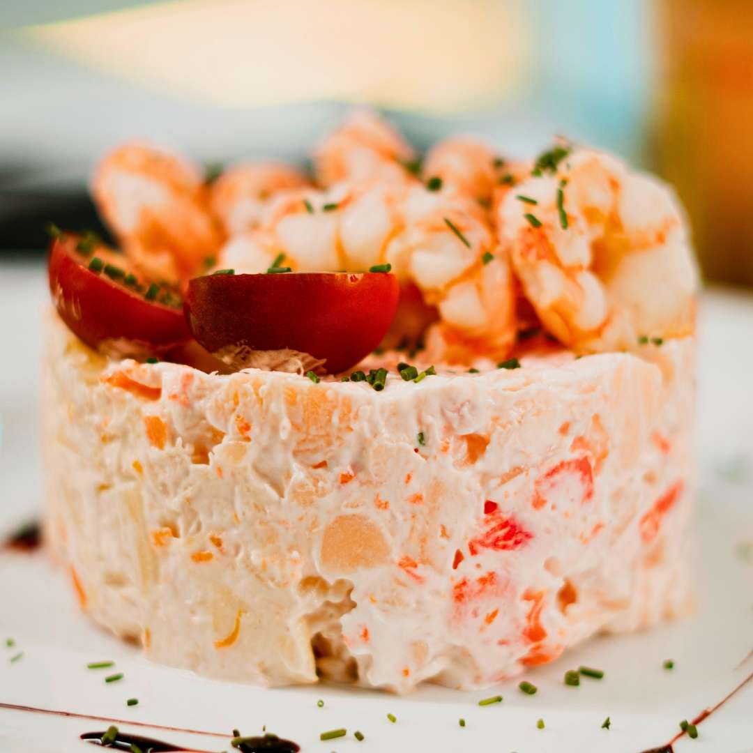 Ensaladilla rusa casera elaborada con receta tradicional en Buendi Alcántara.