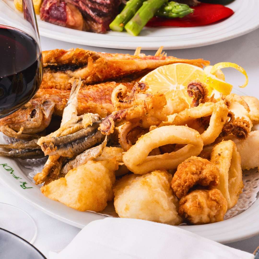 Fritura variada de pescado recién hecha para compartir en Buendi Alcántara, Madrid.