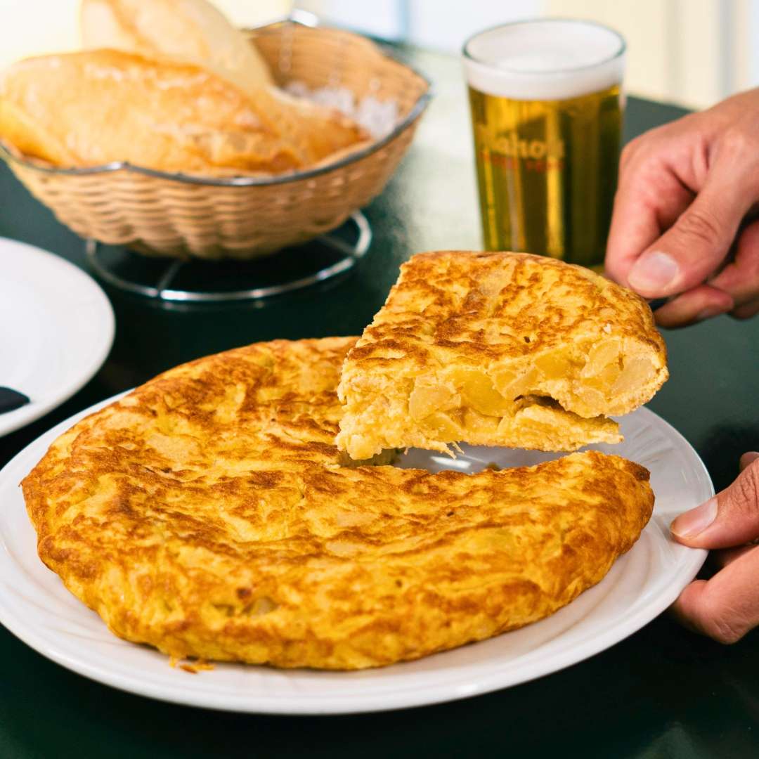 Tortilla de patatas casera con cebolla recién hecha en Buendi Alcántara.