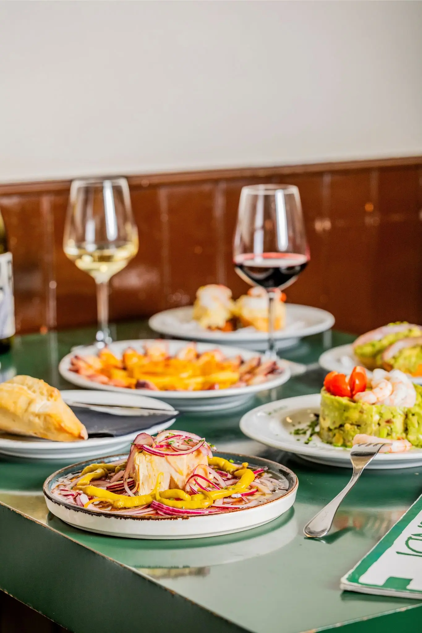 Mesa de Buendi con platos para compartir