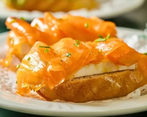 Canapé de salmón ahumado con queso brie
