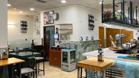 Mesas y barra en el interior de La Taberna de Buendi