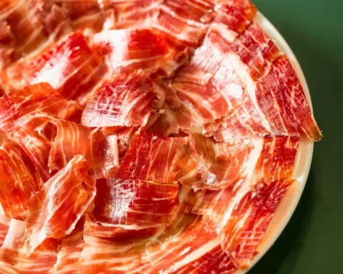 Jamón ibérico cortado a cuchillo en Buendi