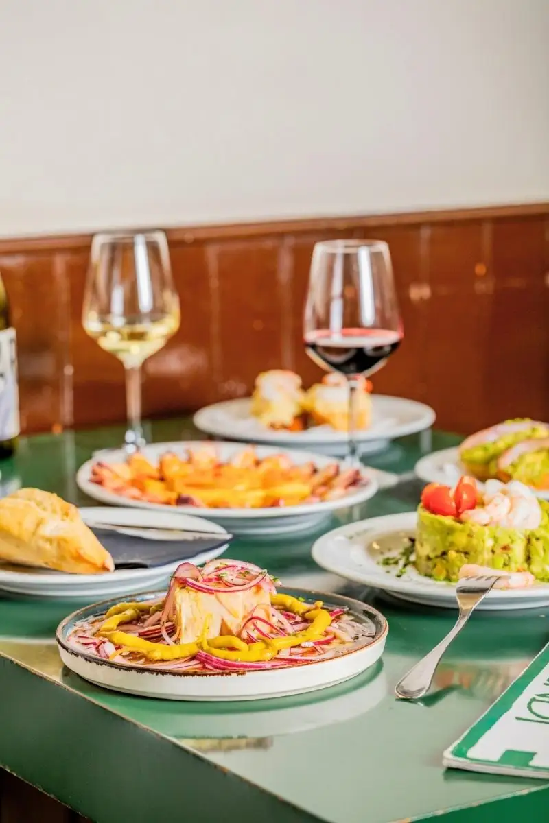 Mesa de Buendi con platos para compartir